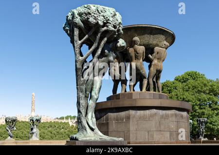 Fontana con sculture in bronzo e gruppi di alberi creati da Gustav Vigeland, Vigeland Sculpture Park, Vigeland installazione, Frogner Park, Oslo, Norvegia Foto Stock