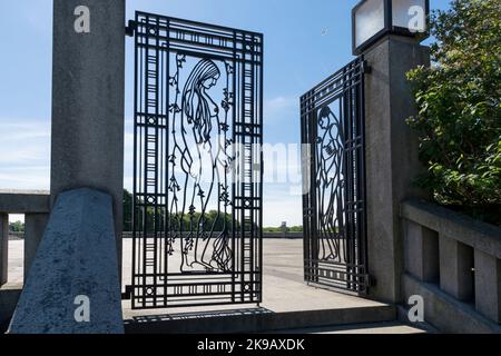 Un cancello in ferro battuto aperto per metà invita a visitare il Monolith Plateau del Parco delle sculture di Vigeland. Vigelandpark, Frogner Park, Oslo, Norvegia Foto Stock