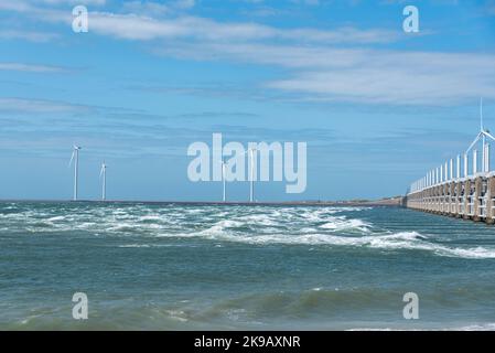 Oosterschelde sbarramento con Banjaard Beach, Kampaland, Zeeland, Paesi Bassi, Europa Foto Stock