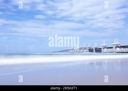 Oosterschelde sbarramento con Banjaard Beach, Kampaland, Zeeland, Paesi Bassi, Europa Foto Stock