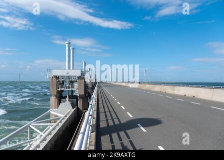 Causeway della barriera di Oosterschelde, Kampaland, Zeeland, Paesi Bassi, Europa Foto Stock