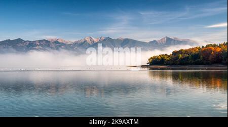 Panoramica autunno lago di fuga. Riserva d'acqua Liptovska Mara e Monti Tatra occidentali sullo sfondo. Foto Stock