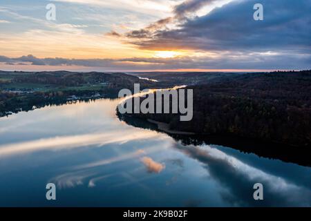 Ostrzyce, Polonia. 14th Set, 2017. (NOTA PER I REDATTORI: Immagine scattata con il drone)Una vista al tramonto vista sul lago Ostrzyckie vicino a Ostrzyce in Kashubia. Kashubia è una regione culturale della Polonia settentrionale, parte della Pomerania di Danzica. Ci sono oltre 500 laghi nel Kashubian Lake District, i laghi sono alti fino al 3,5% della zona del mesoregione. La regione è abitata da kashubiani che parlano la lingua kashubiana, che ha lo status di lingua regionale in Polonia dal 2005. (Foto di Mateusz Slodkowski/SOPA Images/Sipa USA) Credit: Sipa USA/Alamy Live News Foto Stock