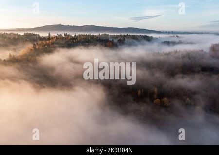 Ostrzyce, Polonia. 14th Set, 2017. (NOTA PER I REDATTORI: Immagine scattata con il drone)Una vista all'alba piena di nuvole vista sul lago Ostrzyckie vicino a Ostrzyce in Kashubia. Kashubia è una regione culturale della Polonia settentrionale, parte della Pomerania di Danzica. Ci sono oltre 500 laghi nel Kashubian Lake District, i laghi sono alti fino al 3,5% della zona del mesoregione. La regione è abitata da kashubiani che parlano la lingua kashubiana, che ha lo status di lingua regionale in Polonia dal 2005. (Foto di Mateusz Slodkowski/SOPA Images/Sipa USA) Credit: Sipa USA/Alamy Live News Foto Stock