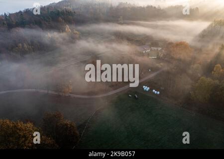 Ostrzyce, Polonia. 14th Set, 2017. (NOTA PER I REDATTORI: Immagine scattata con il drone)Una vista all'alba piena di nuvole vista sopra la foresta vicino a Ostrzyce in Kashubia. Kashubia è una regione culturale della Polonia settentrionale, parte della Pomerania di Danzica. Ci sono oltre 500 laghi nel Kashubian Lake District, i laghi sono alti fino al 3,5% della zona del mesoregione. La regione è abitata da kashubiani che parlano la lingua kashubiana, che ha lo status di lingua regionale in Polonia dal 2005. (Foto di Mateusz Slodkowski/SOPA Images/Sipa USA) Credit: Sipa USA/Alamy Live News Foto Stock