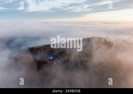 Ostrzyce, Polonia. 14th Set, 2017. (NOTA PER I REDATTORI: Immagine scattata con il drone)Una vista all'alba piena di nuvole vista sul lago Ostrzyckie vicino a Ostrzyce in Kashubia. Kashubia è una regione culturale della Polonia settentrionale, parte della Pomerania di Danzica. Ci sono oltre 500 laghi nel Kashubian Lake District, i laghi sono alti fino al 3,5% della zona del mesoregione. La regione è abitata da kashubiani che parlano la lingua kashubiana, che ha lo status di lingua regionale in Polonia dal 2005. (Foto di Mateusz Slodkowski/SOPA Images/Sipa USA) Credit: Sipa USA/Alamy Live News Foto Stock