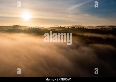 Ostrzyce, Polonia. 14th Set, 2017. (NOTA PER I REDATTORI: Immagine scattata con il drone)Una vista all'alba piena di nuvole vista sul lago Ostrzyckie vicino a Ostrzyce in Kashubia. Kashubia è una regione culturale della Polonia settentrionale, parte della Pomerania di Danzica. Ci sono oltre 500 laghi nel Kashubian Lake District, i laghi sono alti fino al 3,5% della zona del mesoregione. La regione è abitata da kashubiani che parlano la lingua kashubiana, che ha lo status di lingua regionale in Polonia dal 2005. (Foto di Mateusz Slodkowski/SOPA Images/Sipa USA) Credit: Sipa USA/Alamy Live News Foto Stock