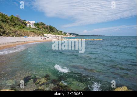 San Vito Chietino - 07-08-2022: La bellissima spiaggia di Calata Turchina con mare cristallino e blu Foto Stock