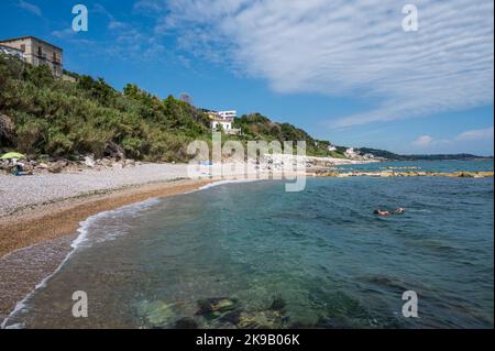 San Vito Chietino - 07-08-2022: La bellissima spiaggia di Calata Turchina con mare cristallino e blu Foto Stock