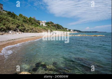 San Vito Chietino - 07-08-2022: La bellissima spiaggia di Calata Turchina con mare cristallino e blu Foto Stock