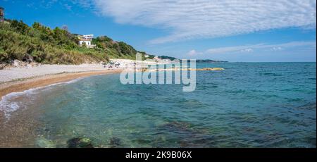 San Vito Chietino - 07-08-2022: La bellissima spiaggia di Calata Turchina con mare cristallino e blu Foto Stock