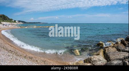 San Vito Chietino - 07-08-2022: La bellissima spiaggia di Calata Turchina con mare cristallino e blu Foto Stock