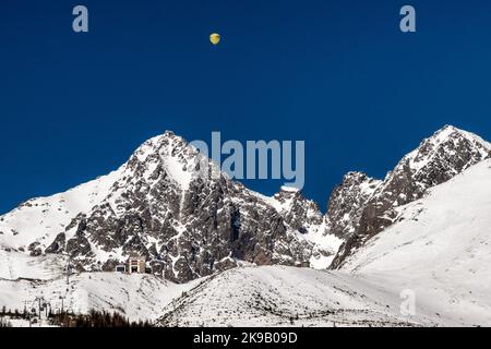 Baloon all'aria calda che sorvola Lomnicky Stit nelle montagne degli alti Tatra, Slovacchia. Foto Stock