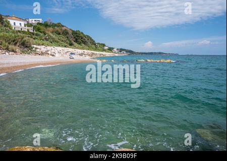 San Vito Chietino - 07-08-2022: La bellissima spiaggia di Calata Turchina con mare cristallino e blu Foto Stock