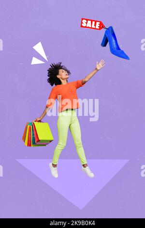 Collage fotografico creativo verticale illustrazione di volo ecstatic ragazza impressionata tirare mano a scarpa isolato su sfondo di colore viola Foto Stock