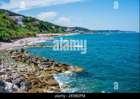 San Vito Chietino - 07-08-2022: La bellissima spiaggia di Calata Turchina con mare cristallino e blu Foto Stock