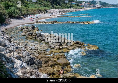 San Vito Chietino - 07-08-2022: La bellissima spiaggia di Calata Turchina con mare cristallino e blu Foto Stock