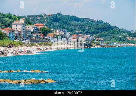 San Vito Chietino - 07-08-2022: La bellissima spiaggia di Calata Turchina con mare cristallino e blu Foto Stock