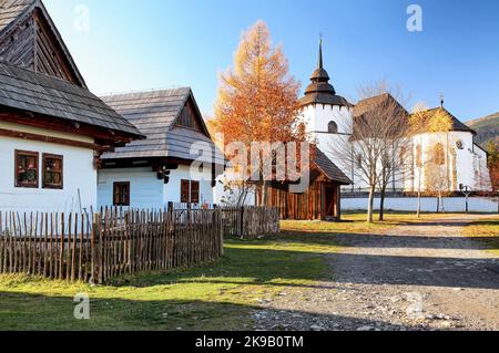 Case in legno nel villaggio. Architettura rurale in museo all'aperto Pribylina in Slovacchia. Foto Stock