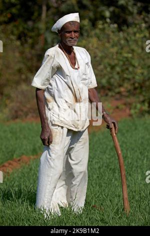 Lavoratore agricolo in abito locale. Paesaggi indiani, na, India. Architetto: Na , 2020. Foto Stock