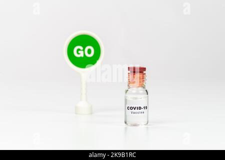 Vaccino e messaggio Coronavirus Covid-19 VANNO sul segno verde. Foto Stock