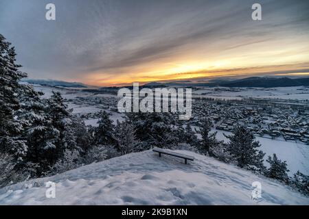 Inverno freddo mattina innevata. Bellissima alba sul villaggio Liskova in Slovacchia. Foto Stock