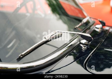 Primo piano di un tergicristallo vintage sul parabrezza di un'auto. Foto Stock