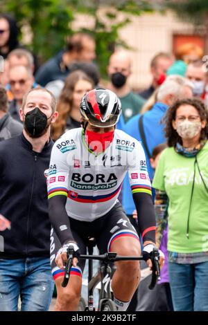 DOLNY KUBIN, SLOVACCHIA - 18 SETTEMBRE 2021: Un sacco di tifosi intorno alla star dello sport Peter Sagan al Tour de Slovaquie Foto Stock