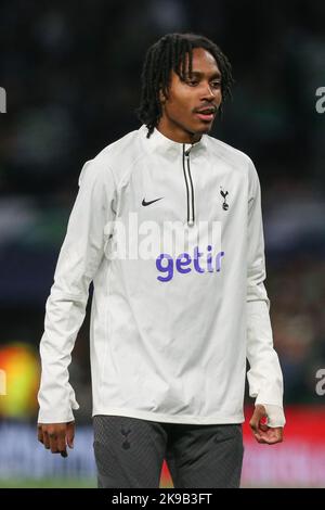 Londra, Regno Unito. 26th Ott 2022. Djed Spence #24 di Tottenham Hotspur durante la partita della UEFA Champions League Tottenham Hotspur vs Sporting Lisbon al Tottenham Hotspur Stadium, Londra, Regno Unito, 26th ottobre 2022 (Photo by Arron Gent/News Images) Credit: News Images LTD/Alamy Live News Foto Stock