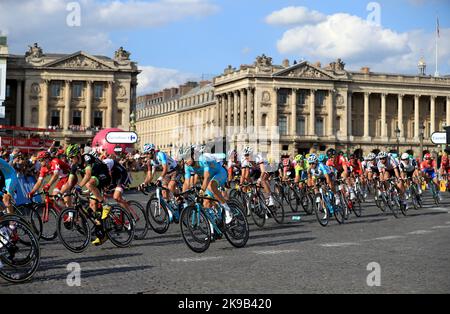 Foto del file datata 24-07-2016 della vista generale della fase 21 del 2016 Tour de France a Parigi. Un percorso brutalmente montagnoso attende i piloti sull'edizione 110th del Tour de France la prossima estate, mentre il secondo Tour de France Femmes avec Zwift si dirige verso un drammatico culmine sulla cima del Tourmalet. Data di emissione: Giovedì 27 ottobre 2022. Foto Stock