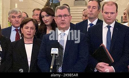 Il leader del DUP Sir Jeffrey Donaldson (Center) parla ai media nella Grande Sala degli edifici del Parlamento, Stormont come conferma il suo partito non nominano ministri per l'esecutivo Stormont come l'Assemblea è ricordato in un ultimo tentativo di resuscitare governo devolved prima che una nuova elezione è chiamata. Data immagine: Giovedì 27 ottobre 2022. Foto Stock