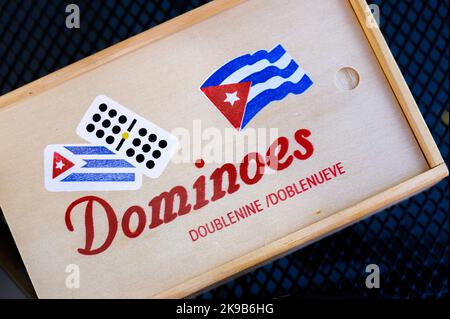 Scatola di legno di un gioco di domino. L'articolo di ricreazione ha la bandiera cubana sulla parte superiore del coperchio scorrevole. Foto Stock