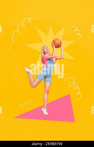 Immagine verticale collage di ragazza impressionata braccia tenere tiro basket isolato su sfondo disegno Foto Stock