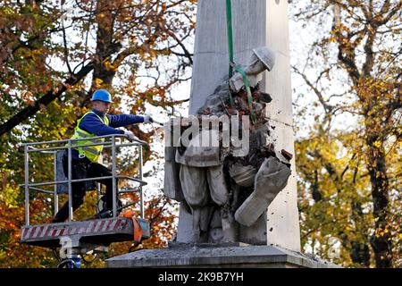 Il Monumento della gratitudine dell'Armata Rossa fu smantellato a Glucczyce, Polonia, il 26 ottobre 2022. Questa è la fase successiva della decommunizzazione dello spazio pubblico, la Foto Stock