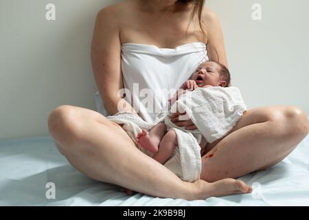 La donna con il bambino appena nato ha un riposo Foto Stock