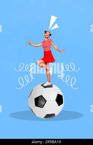 Ritratto collage verticale di eccitata positiva ragazza stand grande ballo di calcio isolato su sfondo dipinto Foto Stock