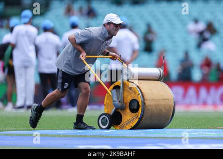 Sydney Cricket Ground, NSW, Austraina. 27th Ott 2022. T20 International cricket Sud Africa contro Bangladesh World Cup; Un groundsman tira l'outfield Credit: Action Plus Sports/Alamy Live News Foto Stock