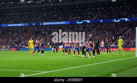 I giocatori di Atletico de Madrid e Bayer 04 Leverkusen durante la partita della UEFA Champions League, gruppo B tra Atletico de Madrid e Bayer 04 Leverkusen hanno giocato allo stadio Civitas Metropolitano il 26 ottobre 2022 a Madrid, Spagna. (Foto di Sergio Ruiz / PRESSIN) Foto Stock