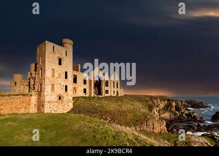 Castello di Slains Cruden Bay Aberdeenshire Scotland costruito dal conte di Erroll resti del castello infestato Foto Stock