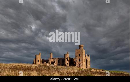 Castello di Slains Cruden Bay Aberdeenshire Scotland costruito dal conte di Erroll le rovine desolate di un castello fantasma Dracolare Foto Stock