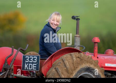 Pilota di trattori femmina in un concorso di aratura, Medstead, Hampshire, Regno Unito Foto Stock