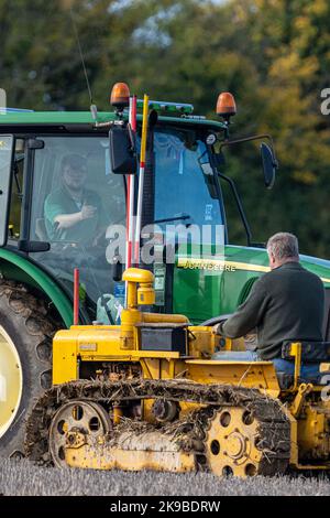 Due conducenti di trattori che passano durante una partita di aratura a Medstead, Hampshire, Regno Unito Foto Stock