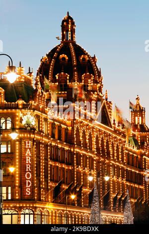 LONDRA - NOVEMBRE 28 : Vista notturna di Harrods con decorazione natalizia il 28 Novembre 2016, Londra, Regno Unito. Questo grande magazzino è stato aperto alle 1824 e ora lo è Foto Stock
