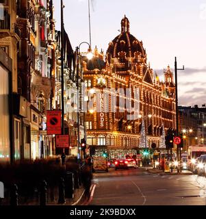 LONDRA - NOVEMBRE 28 : Vista notturna di Harrods con decorazione natalizia il 28 Novembre 2016, Londra, Regno Unito. Questo grande magazzino è stato aperto alle 1824 e ora lo è Foto Stock