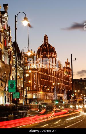 LONDRA - NOVEMBRE 28 : Vista notturna di Harrods con decorazione natalizia il 28 Novembre 2016, Londra, Regno Unito. Questo grande magazzino è stato aperto alle 1824 e ora lo è Foto Stock