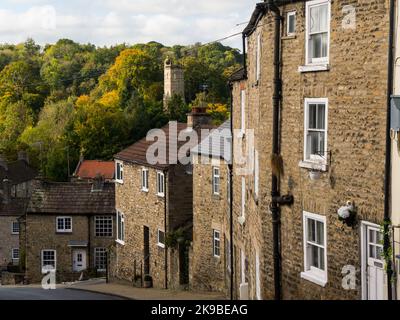 Cottages in Riverside Road che conduce giù al fiume Swale con la Torre di Culloden in background Richmond North Yorkshire Inghilterra UK porta di accesso a Swaledale York Foto Stock