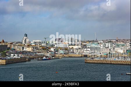 Plymouth Barbican e oltre visto da un punto panoramico al Monte Batten Foto Stock