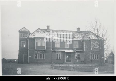 La stazione è stata aperta nel 1877 per il traffico pubblico. Nel 1902, la casa della stazione è stata spostata al suo nuovo posto, un po 'più vicino alla città. La casa della stazione è stata sostituita con una nuova negli anni '1950s. Il traffico merci è cessato nel 2008. La foto mostra la vecchia stazione casa dal lato della strada. Foto Stock
