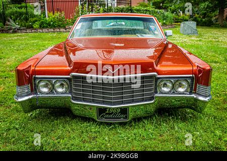 Des Moines, IA - 01 luglio 2022: Vista frontale in prospettiva di una Cadillac Coupe Deville del 1969 ad una fiera automobilistica locale. Foto Stock