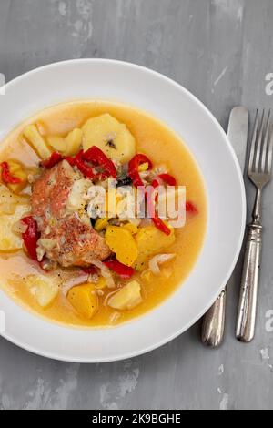 tipico stufato di pesce portoghese caldeirada su piatto bianco in ceramica Foto Stock